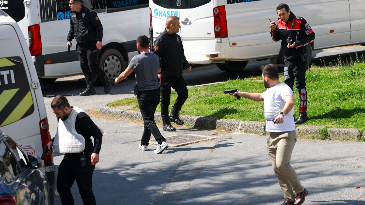 Un atacante muerto y dos heridos en un tiroteo ante el consulado israelí en Estambul