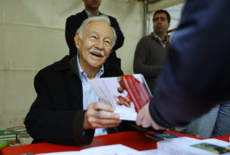Eduardo Mendoza y el radiante futuro del humor