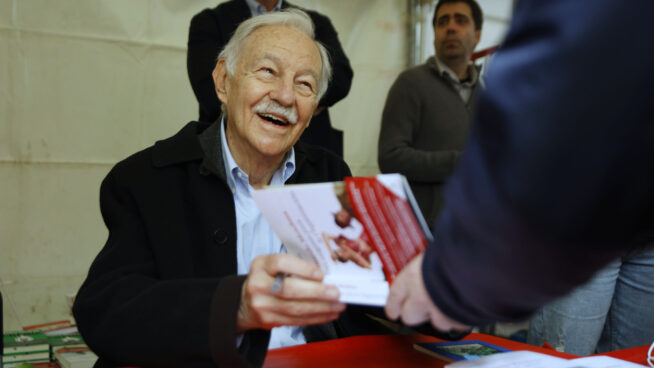 Eduardo Mendoza y el radiante futuro del humor