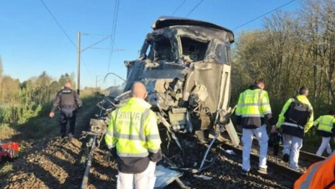 Un muerto y al menos ocho heridos tras chocar un tren con un camión en el norte de Francia