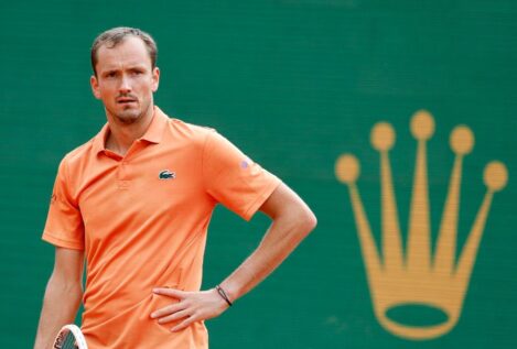 El tenista ruso Medvedev destroza su raqueta en un ataque de ira tras caer 6-0 y 6-0