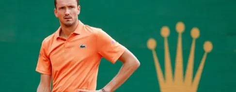 El tenista ruso Medvedev destroza su raqueta en un ataque de ira tras caer 6-0 y 6-0