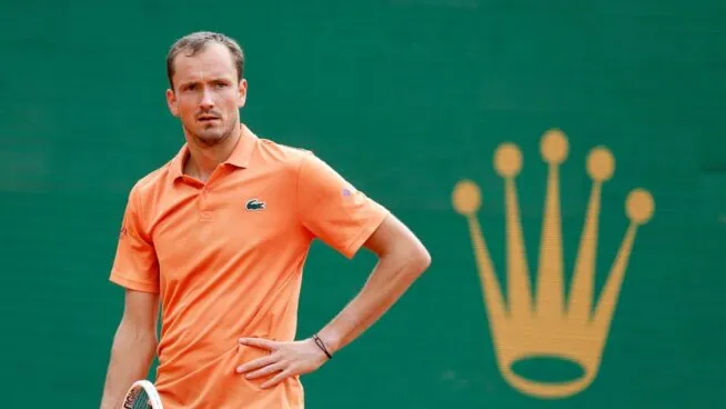 El tenista ruso Medvedev destroza su raqueta en un ataque de ira tras caer 6-0 y 6-0