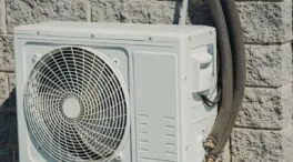 Si el tubo de tu aire acondicionado gotea sobre el toldo de abajo y se daña, te tocará pagar uno nuevo, según aclara el Código Civil