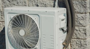 Si el tubo de tu aire acondicionado gotea sobre el toldo de abajo y se daña, te tocará pagar uno nuevo, según aclara el Código Civil