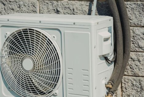 Si el tubo de tu aire acondicionado gotea sobre el toldo de abajo y se daña, te tocará pagar uno nuevo, según aclara el Código Civil