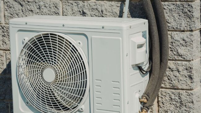 Si el tubo de tu aire acondicionado gotea sobre el toldo de abajo y se daña, te tocará pagar uno nuevo, según aclara el Código Civil