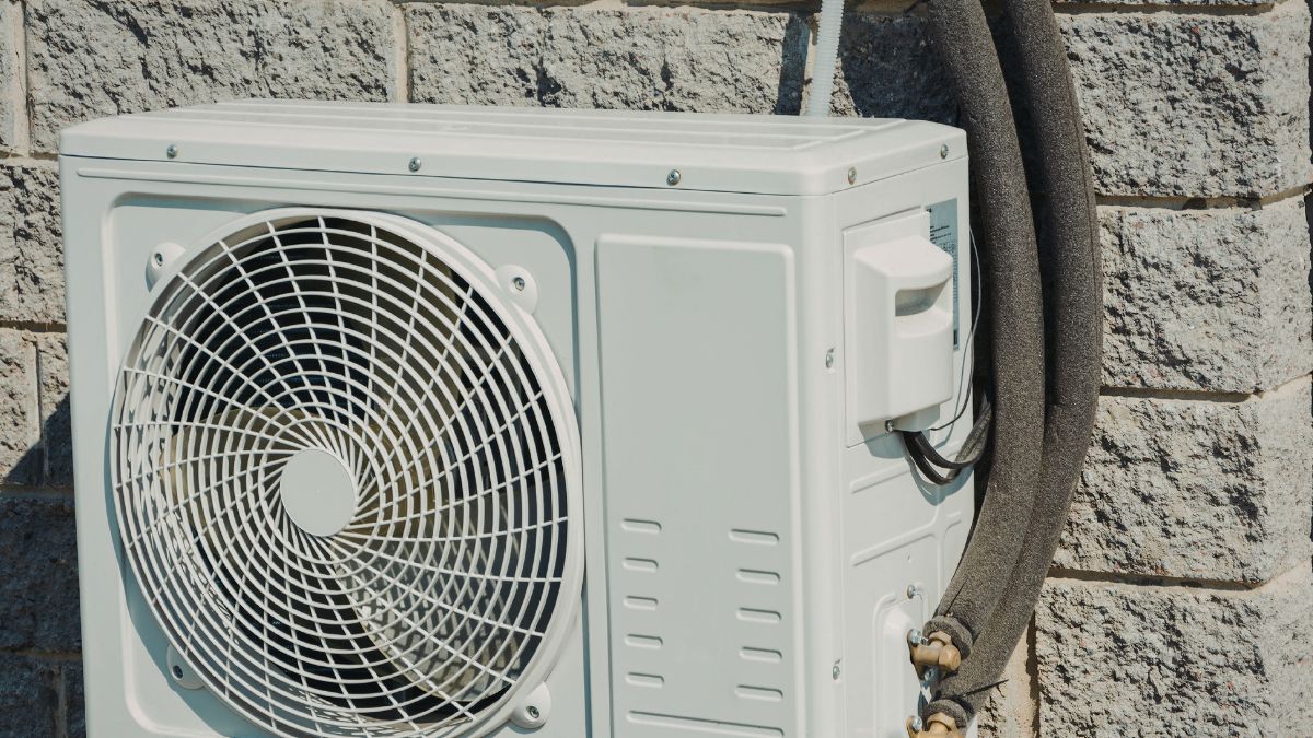 Si el tubo de tu aire acondicionado gotea sobre el toldo de abajo y se daña, te tocará pagar uno nuevo, según aclara el Código Civil