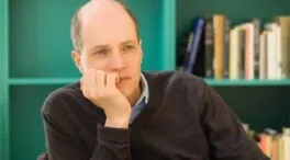 Alain de Botton (56), filósofo y escritor: «La base de una vida llena de felicidad son el amor y la amistad, no la acumulación de cosas»