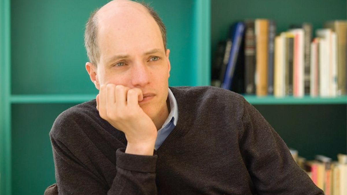 Alain de Botton (56), filósofo y escritor: «La base de una vida llena de felicidad son el amor y la amistad, no la acumulación de cosas»