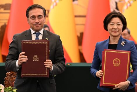 Albares firma con China una interlocución diplomática «similar» a otros países de la UE
