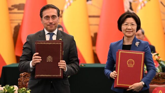 Albares firma con China una interlocución diplomática «similar» a otros países de la UE