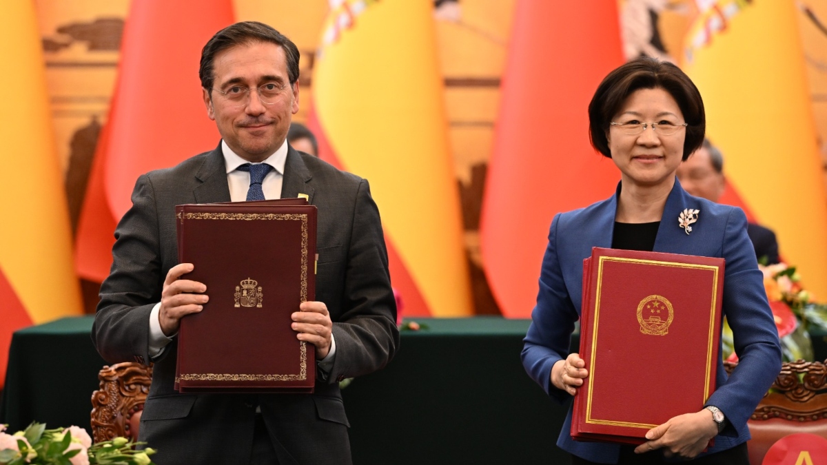 Albares firma con China una interlocución diplomática «similar» a otros países de la UE