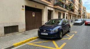 El BOE lo confirma: prohibido aparcar el coche en tu propio vado o tu vecino puede llamar a la grúa para que se lo lleve