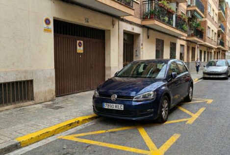 El BOE lo confirma: prohibido aparcar el coche en tu propio vado o tu vecino puede llamar a la grúa para que se lo lleve