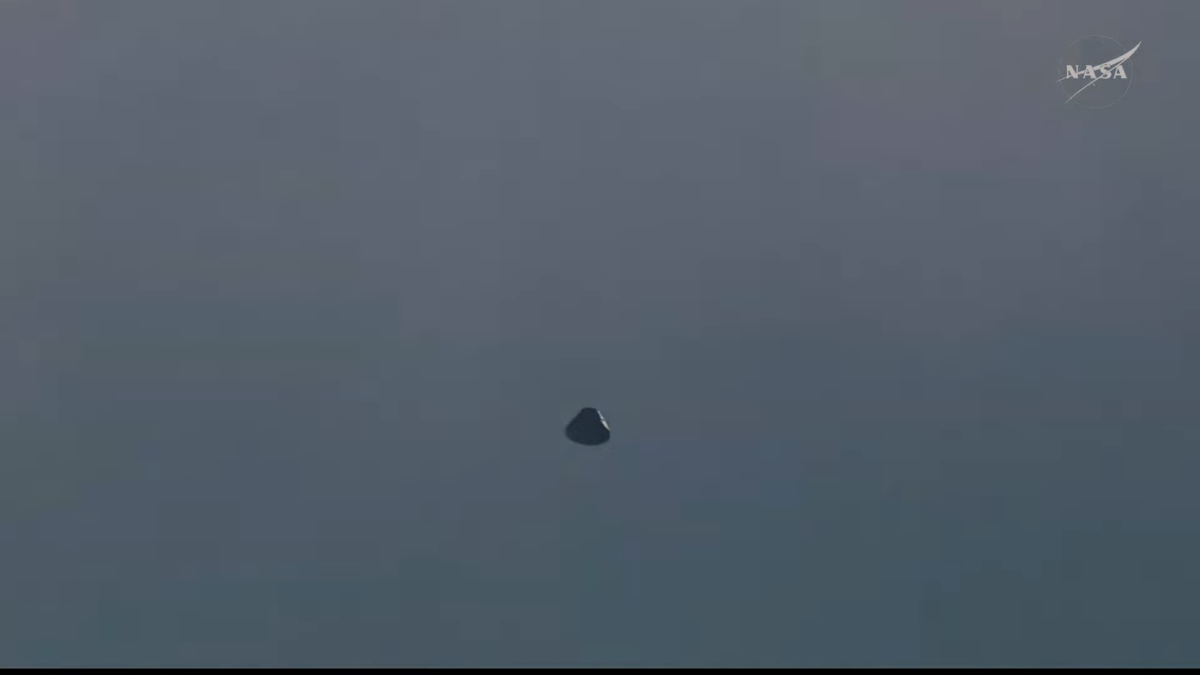 Una cápsula cónica recortada contra el cielo, grisáceo