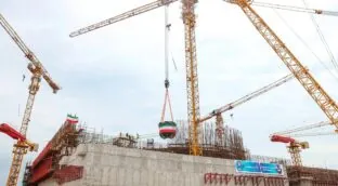 Irán acusa a EEUU e Israel de atacar la central nuclear de Bushehr y plantas petroquímicas