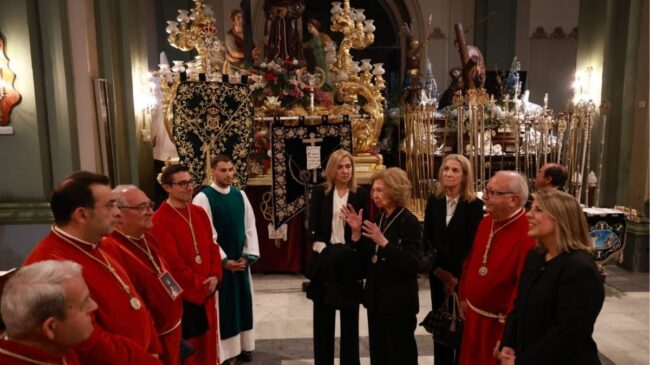 La reina Sofía y sus hijas asisten a la procesión de 'los Salzillos' en Murcia