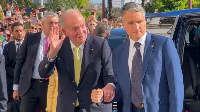 El Rey Juan Carlos I recibe en la Asamblea Nacional francesa el premio por sus memorias