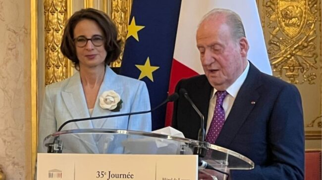 El Rey Juan Carlos I recibe en la Asamblea Nacional francesa el premio por sus memorias