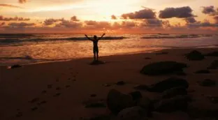 Erik Erikson, psicoanalista: «La felicidad es la capacidad de mirar la vida propia; no consiste en tener la sensación de que el tiempo es corto»