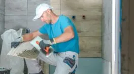 El BOE es claro: prohibido usar los cubos de basura del Ayuntamiento para tirar los escombros de tu baño si haces obras