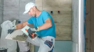 El BOE es claro: prohibido usar los cubos de basura del Ayuntamiento para tirar los escombros de tu baño si haces obras