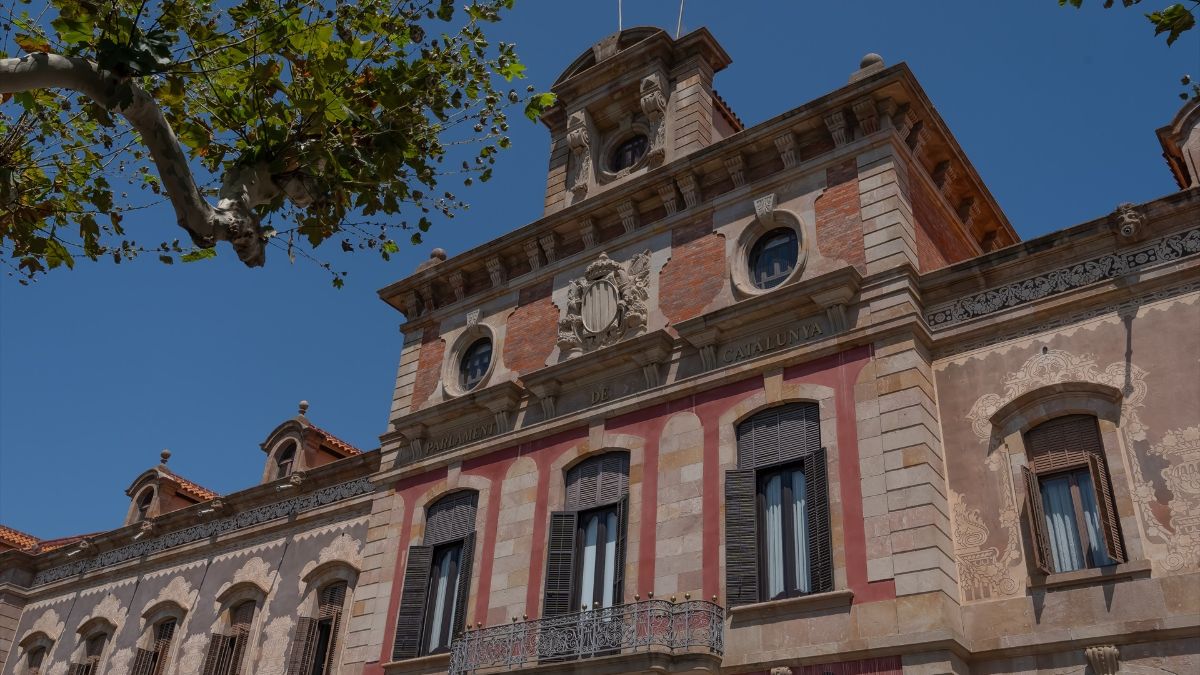 El Parlament de Cataluña recurre el fallo que le obliga a izar la bandera de España siempre