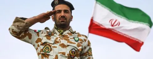 El plan de Irán para defenderse de un posible ataque de Trump: tanques, obuses y misiles