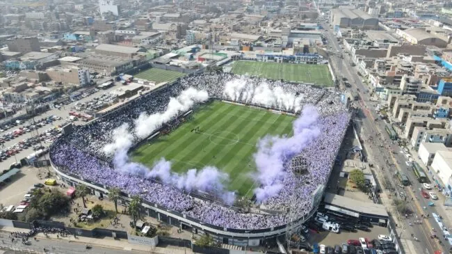 Una concentración masiva en un estadio en Perú deja un muerto y 50 heridos