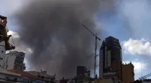 Israel bombardea los suburbios de Beirut por primera vez desde el alto el fuego