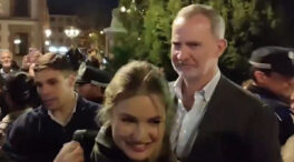 Los Reyes y sus hijas sorprenden en la procesión del Silencio en Carabanchel