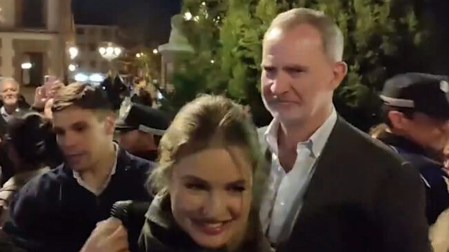 Los Reyes y sus hijas sorprenden en la procesión del Silencio en Carabanchel