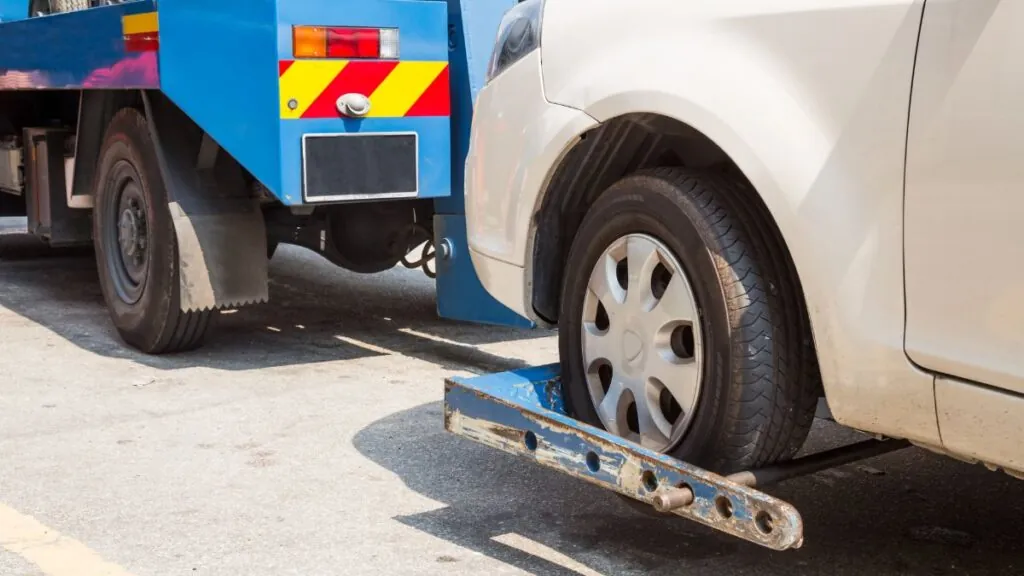 La grúa llevándose un vehículo 