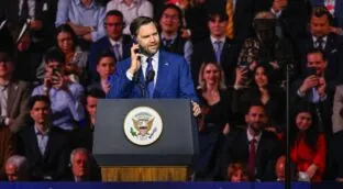 JD Vance carga contra «los burócratas de Bruselas» desde Hungría y respalda a Orbán