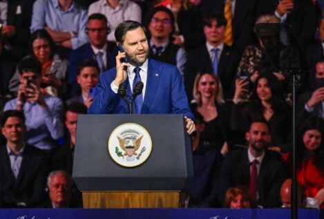 JD Vance carga contra «los burócratas de Bruselas» desde Hungría y respalda a Orbán