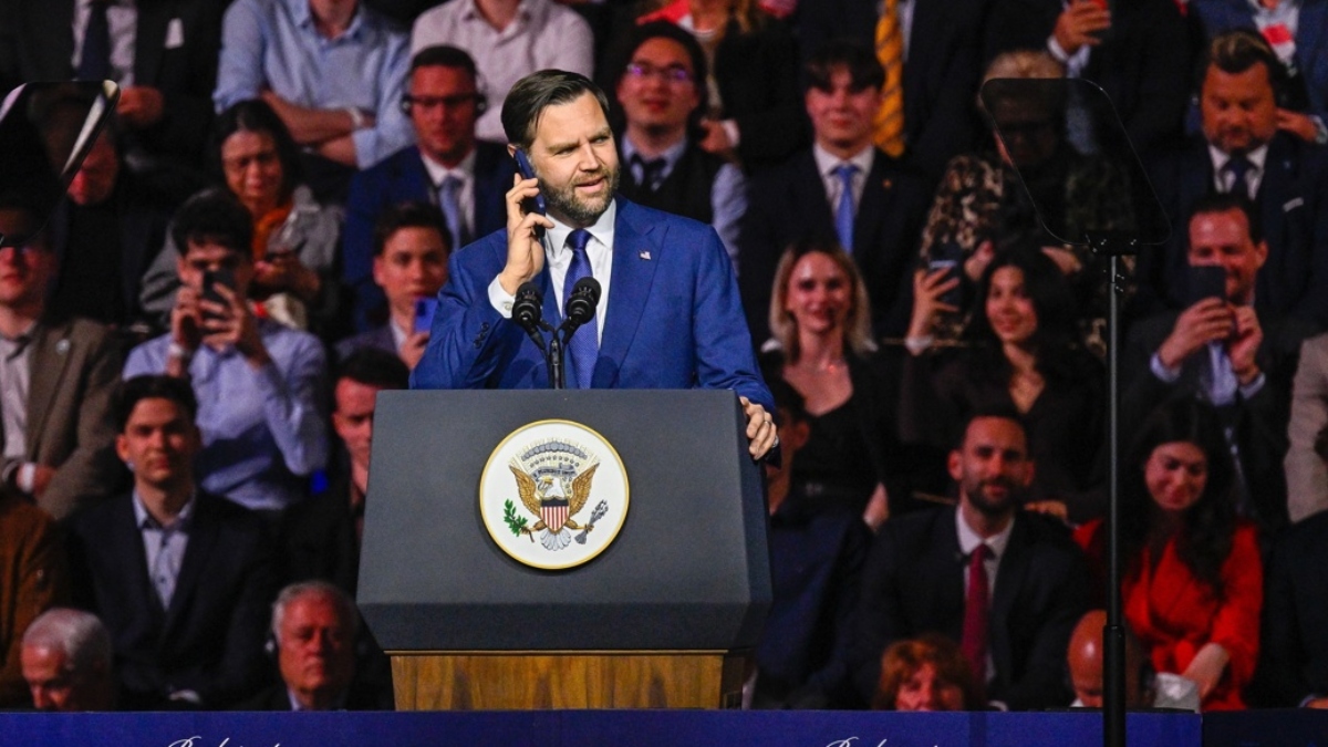 JD Vance carga contra «los burócratas de Bruselas» desde Hungría y respalda a Orbán