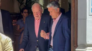 Juan Carlos I asiste en la Maestranza de Sevilla a la reaparición de Morante de la Puebla