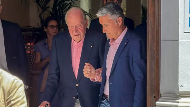 Juan Carlos I asiste en la Maestranza de Sevilla a la reaparición de Morante de la Puebla