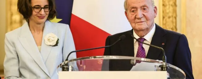 El rey Juan Carlos, tras ser premiado por su libro en Francia: «Nadie es profeta en su tierra»