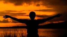 Karen Horney, psicoanalista, ya lo adelantó en 1950: «La felicidad tiene un impedimento concreto: la tiranía del debería»