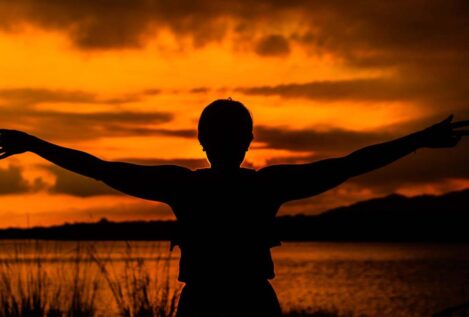 Karen Horney, psicoanalista, ya lo adelantó en 1950: «La felicidad tiene un impedimento concreto: la tiranía del debería»