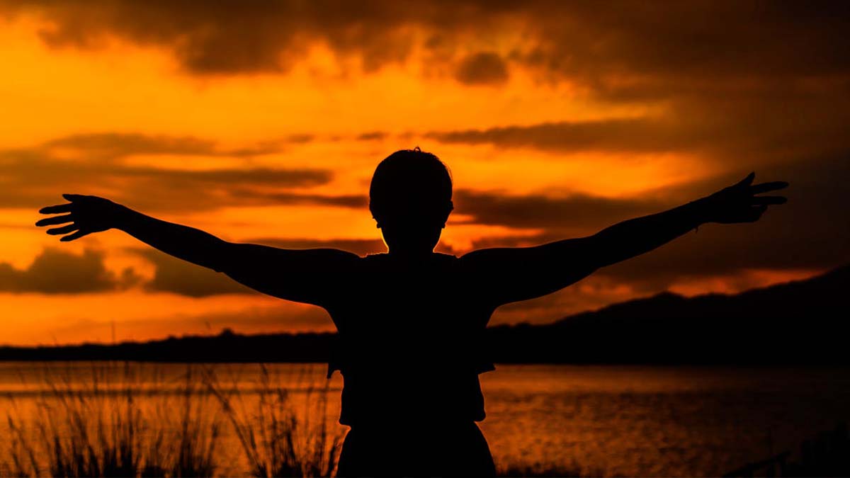 Karen Horney, psicoanalista, ya lo adelantó en 1950: «La felicidad tiene un impedimento concreto: la tiranía del debería»