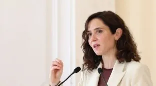 Ofensiva de Ayuso para captar el voto rural: premio a César Lumbreras y viaje a Bruselas