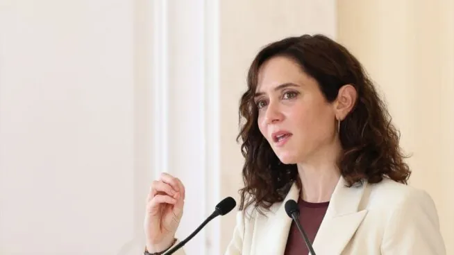 Ofensiva de Ayuso para captar el voto rural: premio a César Lumbreras y viaje a Bruselas