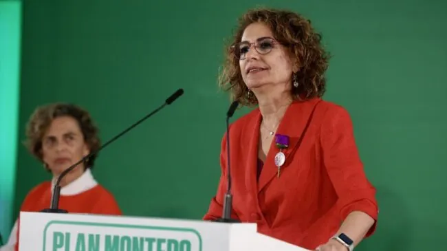 Montero anuncia una inyección millonaria para el «rescate público» sanitario andaluz