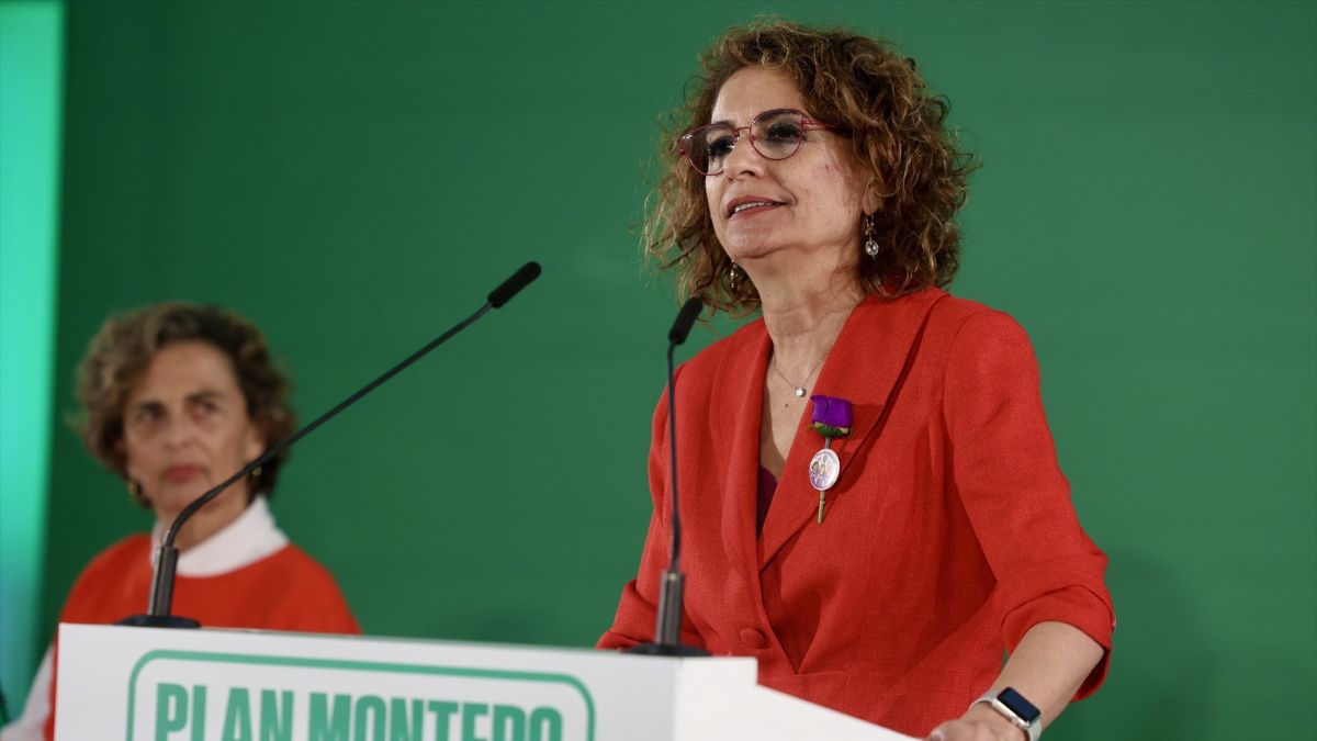 Montero anuncia una inyección millonaria para el «rescate público» sanitario andaluz