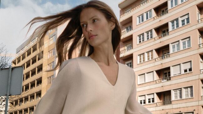 Nuevo en Zara: las cinco blusas de invitada de boda con y sin estampado para acertar esta primavera 2026