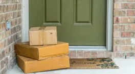 Adiós a que dejen el paquete de Amazon en el felpudo: la Ley de Propiedad Horizontal confirma que la comunidad te podría sancionar