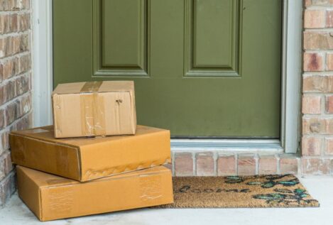 Adiós a que dejen el paquete de Amazon en el felpudo: la Ley de Propiedad Horizontal confirma que la comunidad te podría sancionar